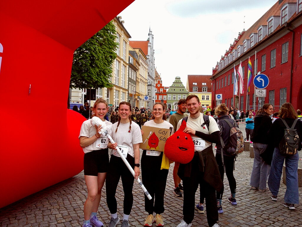 Campus Heroes beim Greifswalder Citylauf: mit Teamgeist und XXL-Wattestäbchen zum Erfolg!